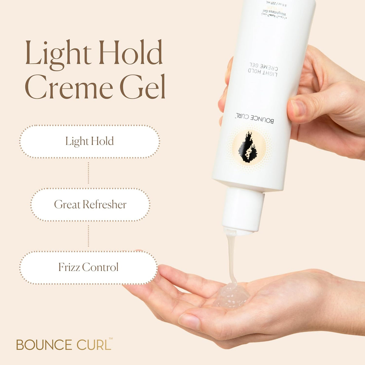 Bounce Curl Light Creme Gel 237ml presses ud i hånden fra hvid flaske, med fokus på let hold og krus-kontrol.