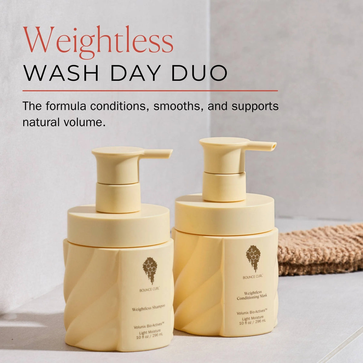 Weightless Wash Day Duo shampoo og conditioning mask i beige flasker med pump-dispensere fra Bounce Curl, designet til naturligt volumen og glans.