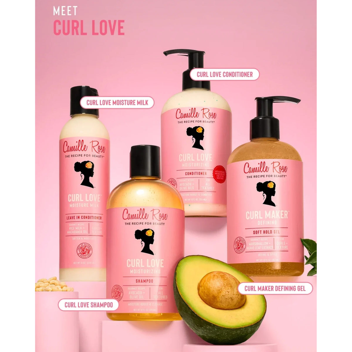 Camille Rose Curl Love serie med moisture milk, shampoo, conditioner og curl maker gel på lyserød baggrund med avocado.