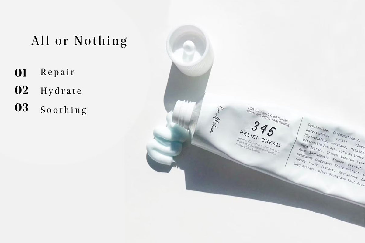 Dr.Althea 345 Relief Cream 50ml presset ud af tube i lysindfald, med åben låg og cremet, lyseblå konsistens på hvid baggrund.