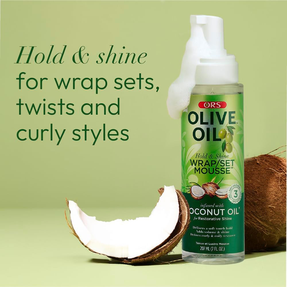 ORS Olive Oil Hold & Shine Wrap/Set Mousse (207 ml) for blødt hold, volumen, glans og definerede krøller. Indeholder kokosolie for genopbyggende glans. Billede med kokosnød.