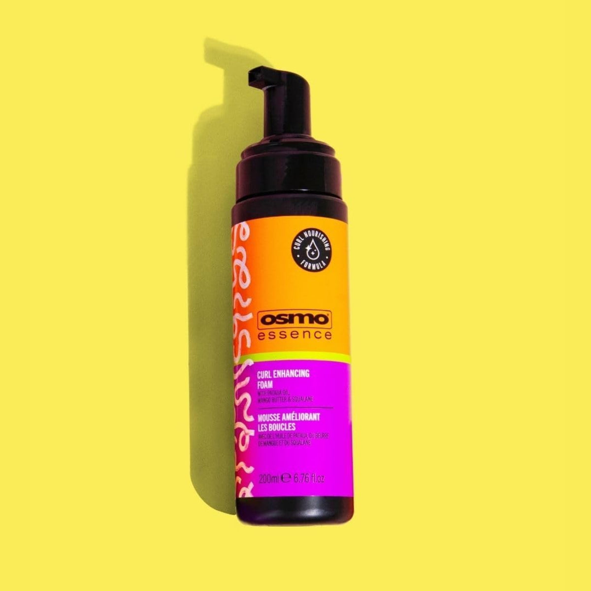 Osmo Essence Curl Enhancing Foam, 200 ml pumpeflaske i orange og lilla på gul baggrund.
